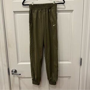 Nike Men’s Dri-FIT Woven Training Joggers Olive Green FD2857-222 Size Medium